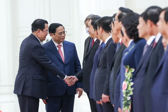 Thủ tướng Phạm Minh Chính giới thiệu với Thủ tướng Hun Sen thành phần phía Việt Nam tham dự lễ đón. Sau lễ đón chính thức, hai Thủ tướng tiến hành hội đàm và chứng kiến lễ ký kết các văn kiện hợp tác. Ảnh: VGP