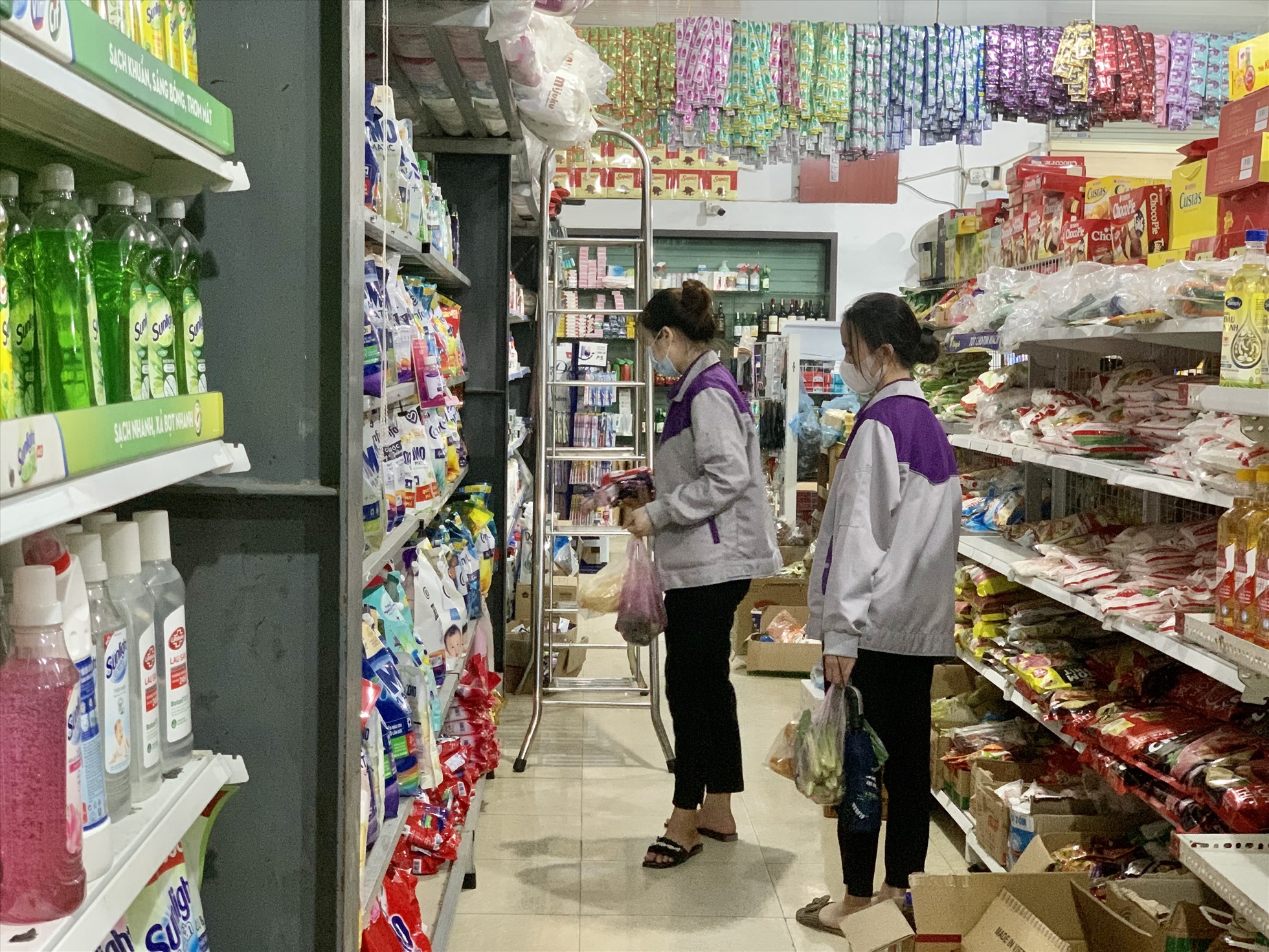 “Đau đầu nhất là khi ra chợ, hay ghé quán hoá không biết mua gì, ăn gì cho hợp túi tiền” Chị Tưởng cho biết. Ảnh: Quỳnh Trang