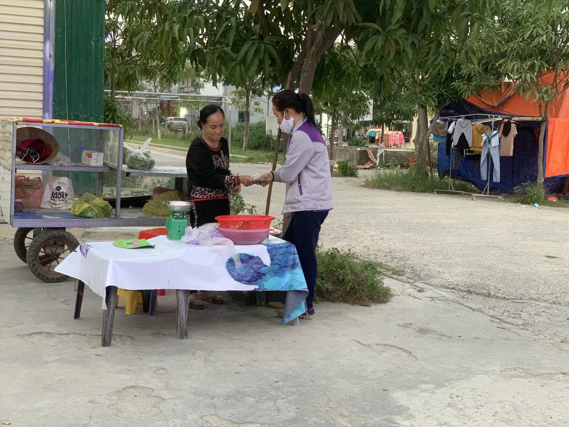Tăng ca về muộn,chị Hà Thị Phượng ghé hàng rong gần xóm trọ để chuẩn bị bữa tối. Ảnh: Quỳnh Trang.