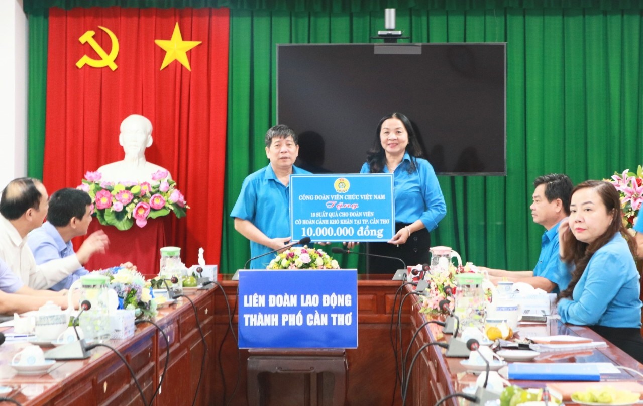 Công đoàn Viên chức  Việt Nam đã hỗ trợ trao 10 suất quà, mỗi suất trị giá 1.000.000 đồng cho đoàn viên có hoàn cảnh khó khăn thuộc LĐLĐ TP.Cần Thơ. Ảnh: BT