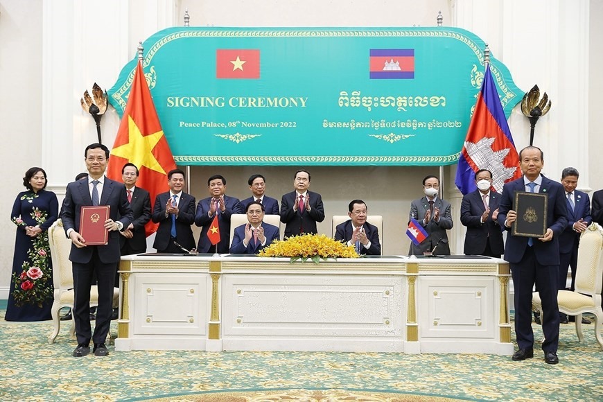 Thủ tướng Phạm Minh Chính và Thủ tướng Vương quốc Campuchia Samdech Techo Hun Sen chứng kiến lễ ký Bản ghi nhớ giữa Bộ Thông tin và Truyền thông Việt Nam với Bộ Bưu chính Viễn thông Campuchia về hợp tác trong lĩnh vực bưu chính, viễn thông, công nghệ thông tin và chuyển đổi số. Ảnh: TTXVN