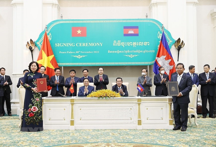 Thủ tướng Phạm Minh Chính và Thủ tướng Vương quốc Campuchia Samdech Techo Hun Sen chứng kiến lễ ký Bản ghi nhớ về hợp tác trong lĩnh vực đổi mới tài chính và hệ thống thanh toán giữa Ngân hàng Nhà nước Việt Nam và Ngân hàng Quốc gia Campuchia. Ảnh: TTXVN