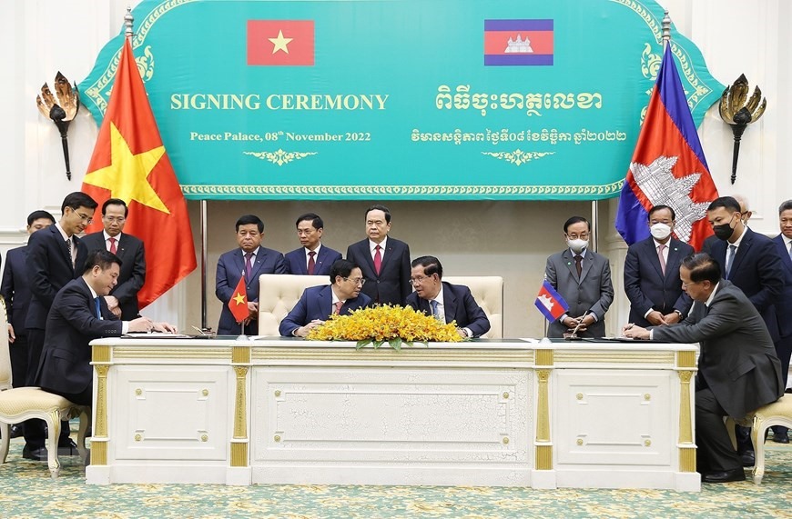 Thủ tướng Phạm Minh Chính và Thủ tướng Vương quốc Campuchia Samdech Techo Hun Sen chứng kiến lễ ký Hiệp định thương mại biên giới giữa Chính phủ Vệt Nam và Chính phủ Campuchia. Ảnh: TTXVN