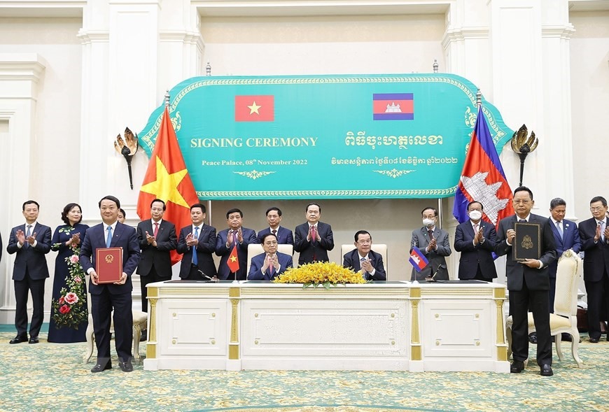 Thủ tướng Phạm Minh Chính và Thủ tướng Vương quốc Campuchia Samdech Techo Hun Sen chứng kiến lễ ký Bản ghi nhớ hợp tác song phương giữa Ủy ban Dân tộc Việt Nam và Bộ nghi lễ Tôn giáo Campuchia. Ảnh: TTXVN