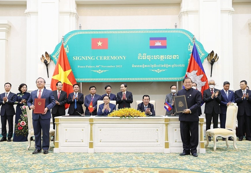 Thủ tướng Phạm Minh Chính và Thủ tướng Vương quốc Campuchia Samdech Techo Hun Sen chứng kiến lễ ký thỏa thuận hợp tác giữa Đài Tiếng nói Việt Nam và Bộ Thông tin Campuchia về hợp tác truyền thanh và truyền hình giai đoạn 2022-2025. Ảnh: TTXVN