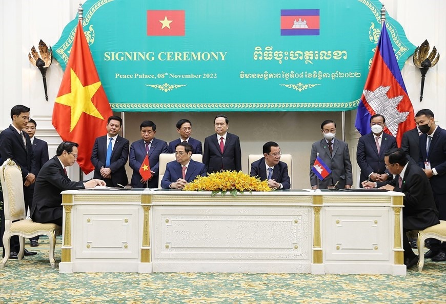 Thủ tướng Phạm Minh Chính và Thủ tướng Vương quốc Campuchia Samdech Techo Hun Sen chứng kiến lễ ký Bản ghi nhớ về hợp tác trong lĩnh vực lao động giữa Bộ Lao động, Thương binh và Xã hội Việt Nam và Bộ Lao động Dạy nghề Campuchia. Ảnh: TTXVN