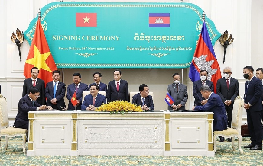 Thủ tướng Phạm Minh Chính và Thủ tướng Vương quốc Campuchia Samdech Techo Hun Sen chứng kiến lễ ký Bản ghi nhớ về loại và số lượng xe thương mại đối với việc thực hiện Hiệp định và Nghị định thư giữa Chính phủ Việt Nam và Chính phủ Campuchia về vận tải đường bộ. Ảnh: TTXVN