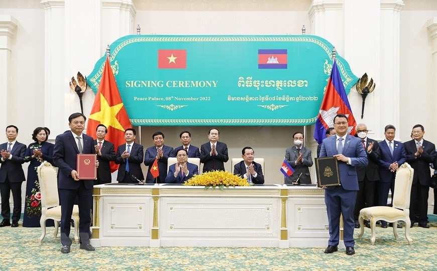 Thủ tướng Phạm Minh Chính và Thủ tướng Vương quốc Campuchia Samdech Techo Hun Sen chứng kiến lễ ký Bản ghi nhớ về hợp tác trong lĩnh vực nông nghiệp giữa Bộ Nông nghiệp và Phát triển Nông thôn Việt Nam và Bộ Nông-Lâm-Ngư nghiệp Campuchia. Ảnh: TTXVN