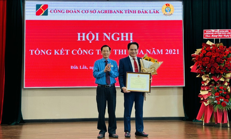 Ông Nguyễn Công Bảo - Chủ tịch Liên đoàn Lao động tỉnh Đắk Lắk trao bằng khen của Tổng LĐLĐ Việt Nam cho ông