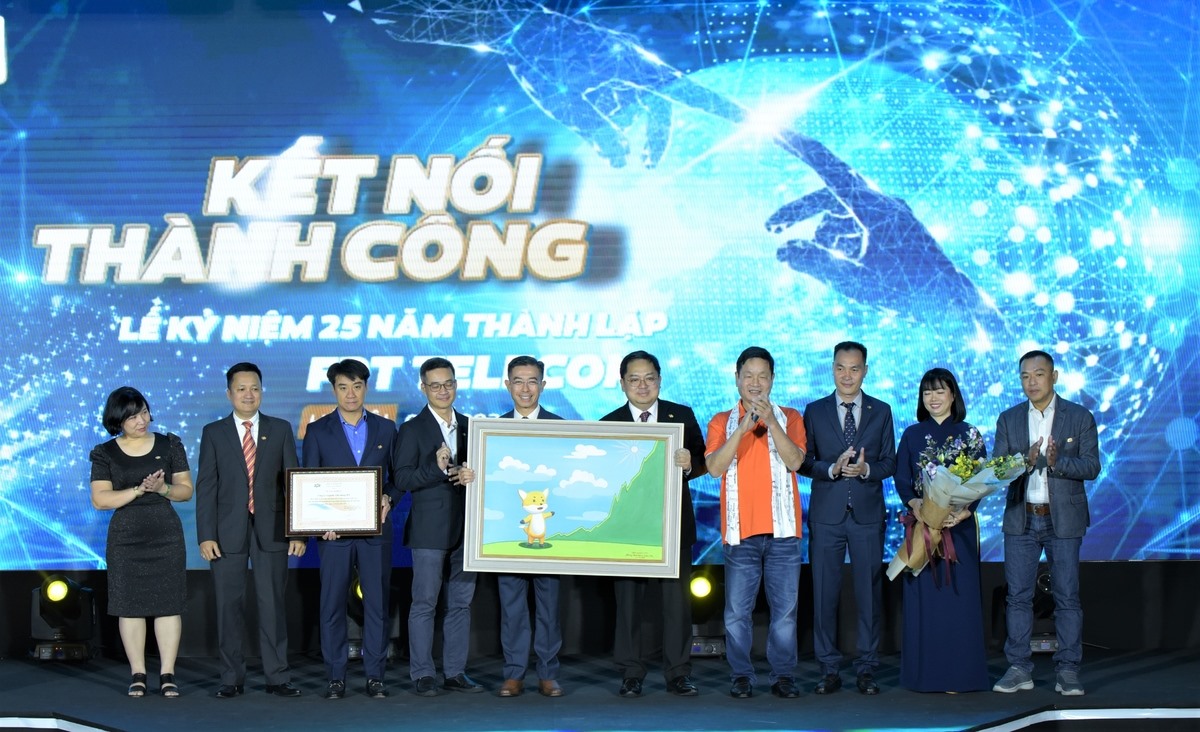 Chủ tịch FPT, Trương Gia Bình, tặng bằng khen cho FPT Telecom vì những nỗ lực trong hành trình 25 năm. Ảnh: FPT