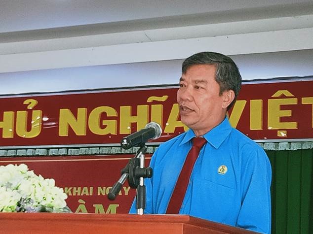 Phó Chủ tịch LĐLĐ tỉnh An Giang Nguyễn Hữu Giang phát biểu tham luận tại Tọa đàm. Ảnh: Cẩm Tú