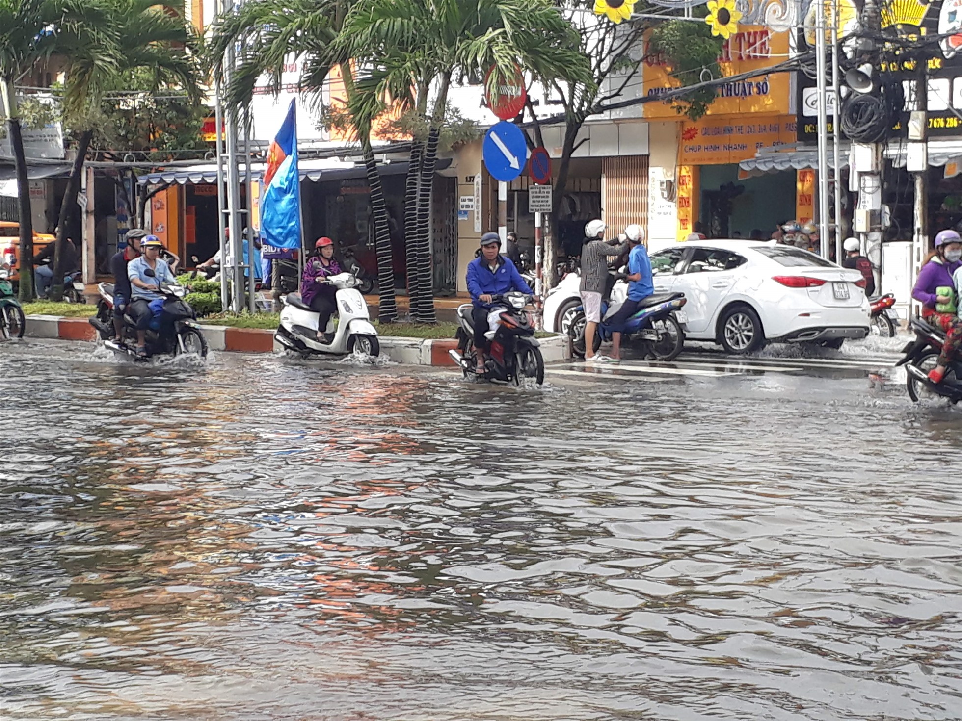 Ảnh hưởng triều cường, mưa lớn nhiều nơi tại thành phố Bạc Liêu ngập sau mưa. Ảnh: Nhật Hồ