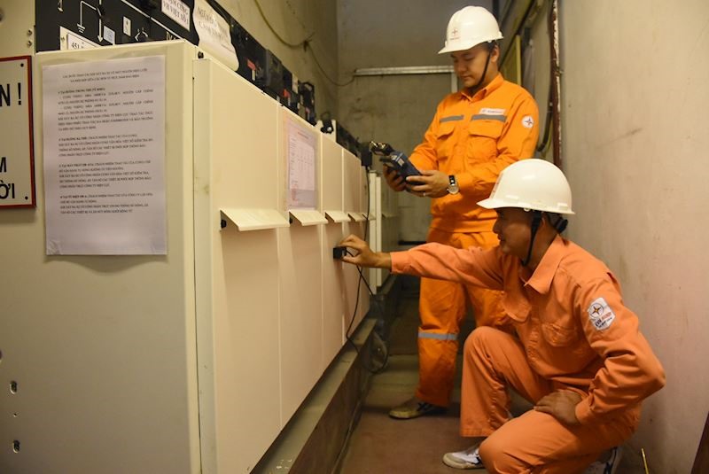 EVNHANOI sử dụng thiết bị đo PD để kiểm tra hiện tượng phóng điện cục bộ tủ trung thế (tủ RMU) tại Cung Văn hóa Lao động Hữu nghị Việt Xô.