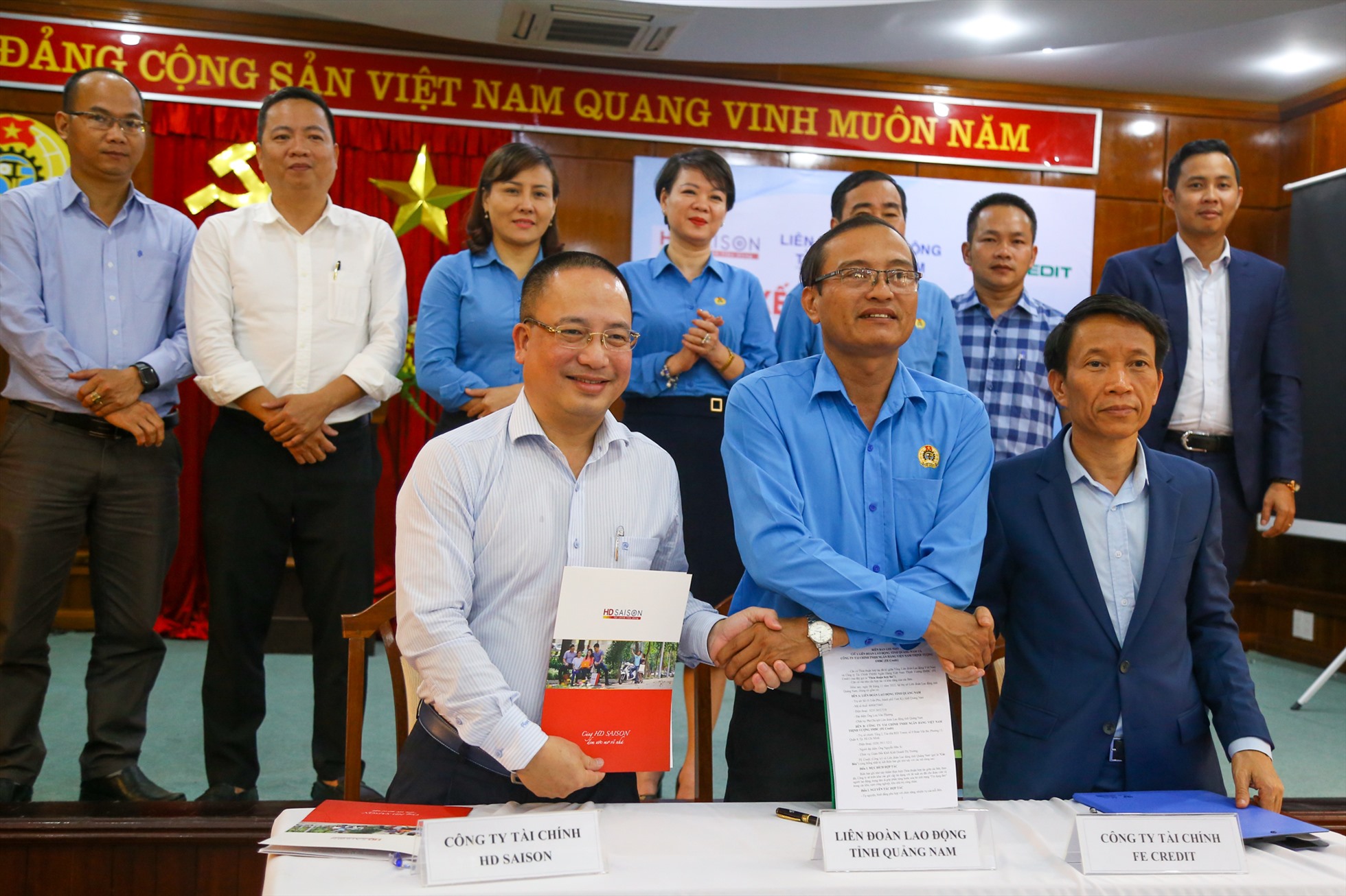 Liên đoàn Lao động tỉnh Quảng Nam ký kết biên bản ghi nhớ với 2 công ty tài chính triển khai gói vay tiêu dùng cho người lao động. Ảnh: Văn Trực