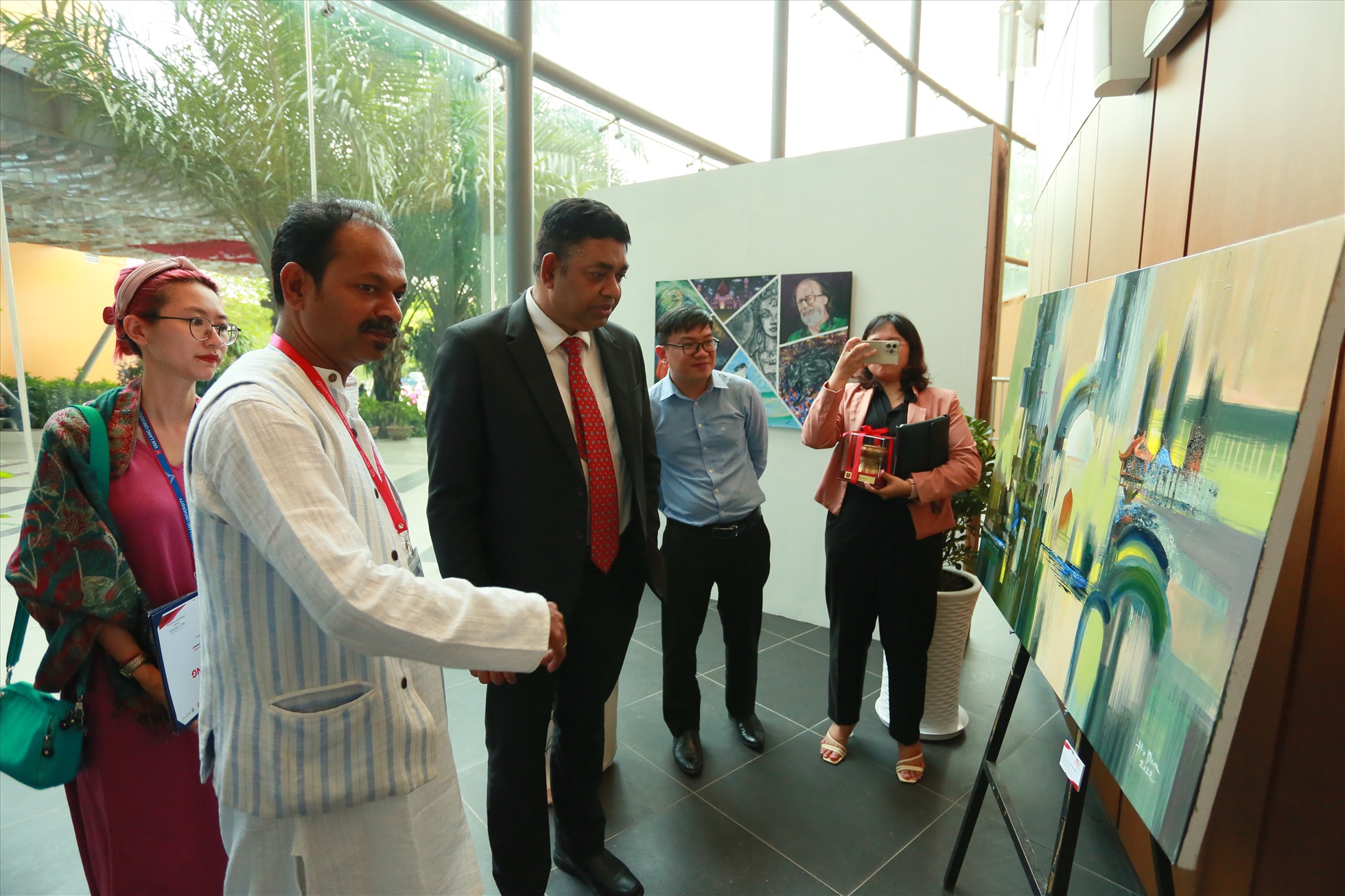 Tổng lãnh sự Ấn Độ tại Việt Nam Madan Mohan Sethi xem tranh các họa sĩ.