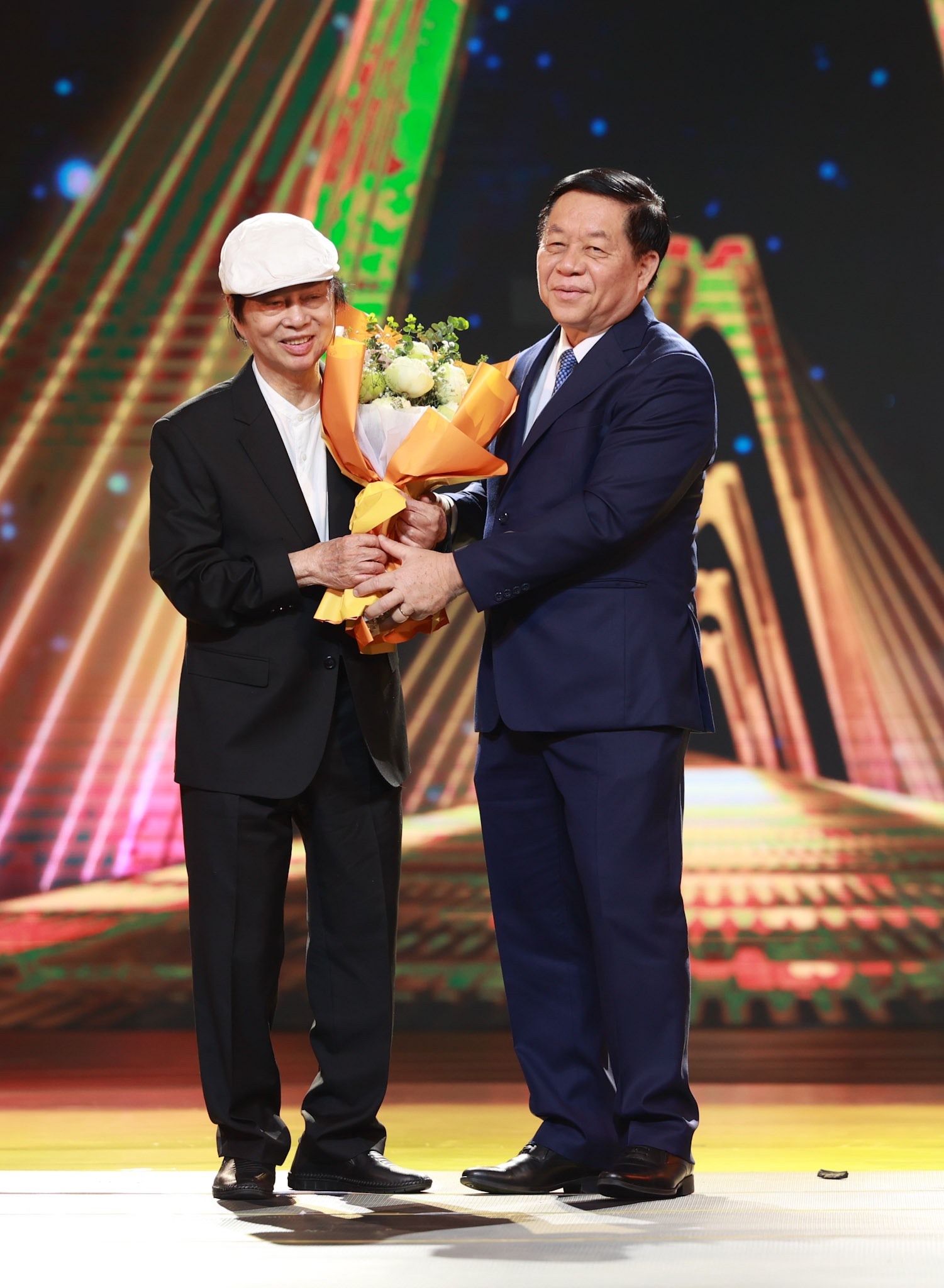 Ban Tuyên giáo Trung ương Nguyễn Trọng Nghĩa tặng hoa cho đạo diễn Đặng Nhật Minh tại