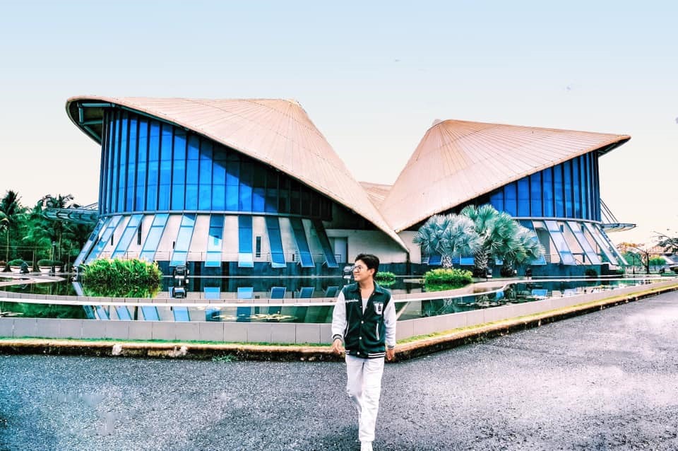 “Nếu như ước mơ check-in với nhà hát “Con Sò” ở Sydney xa xôi quá, thì Nhà hát Cao Văn Lầu thường gọi là “nhà hát 3 nón lá” sẽ đón chào bạn bằng những bức ảnh check-in với background xịn xò không kém” - Henry Dương chia sẻ.