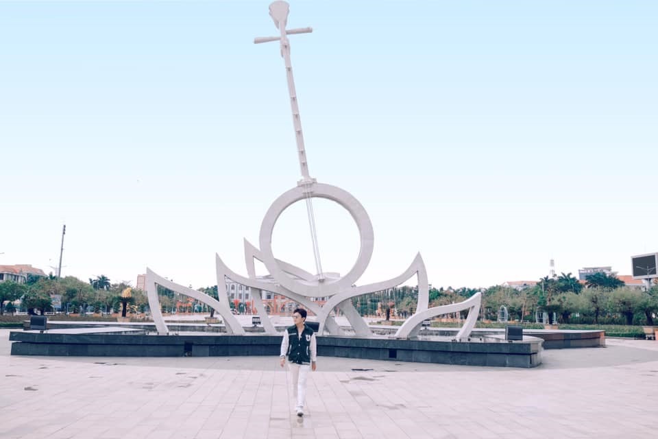 Quảng Trường Hùng Vương nằm trong khu trung tâm hành chính tỉnh, thuộc Phường 1, TP. Bạc Liêu, tỉnh Bạc Liêu ngay tại mặt tiền các tuyến đường Nguyễn Tất Thành – Hùng Vương – Trần Huỳnh. Đây là một trong những quảng trường đẹp nhất khu vực Đồng bằng sông Cửu Long và được xem là một trong những điểm đến tiêu biểu ở Bạc Liêu.