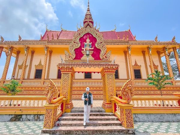 Chùa Xiêm Cán nằm cách trung tâm thành phố Bạc Liêu khoảng chừng 7km về hướng Đông tại ấp Biển Đông B, xã Vĩnh Thạnh Đông.
