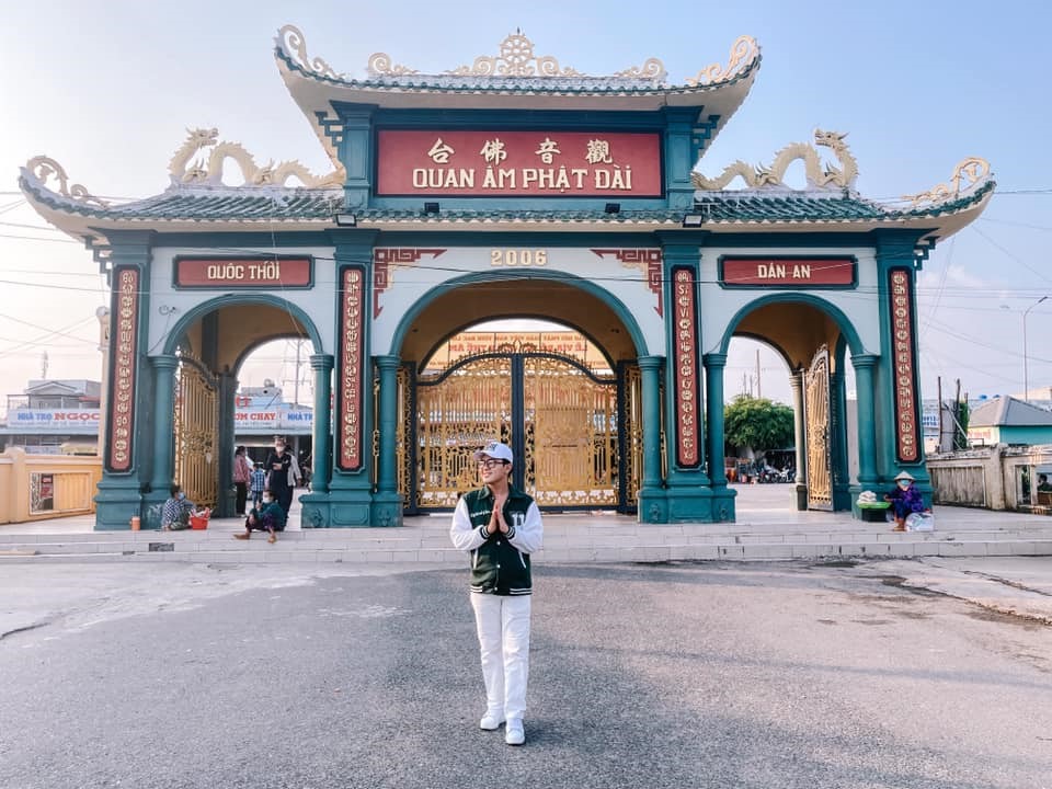 Phật Bà Nam Hải – Quan Âm Phật Đài tọa lạc tại khóm Bờ Tây, phường Nhà Mát, cách thành phố Bạc Liêu 8 km. Đây là điểm du lịch tâm linh mang màu sắc văn hóa Phật giáo, không chỉ người dân bản xứ mà du khách các nơi cũng tìm về tham quan, chiêm bái.