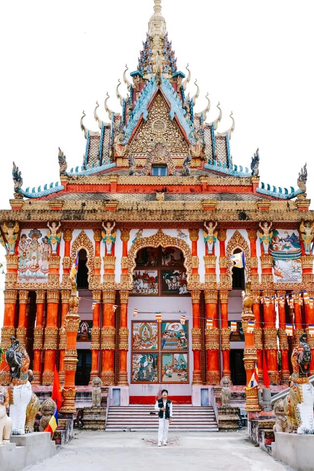 Chùa được xem như một “bảo tàng mỹ thuật” thu nhỏ của các nghệ nhân Khmer, khi đã lưu giữ được vẻ đẹp cổ kính, những đường nét trang trí tinh tế, lớp màu thời gian vừa thăng trầm cùng năm tháng.