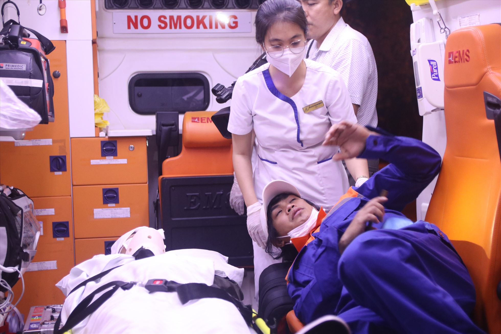 Khuya ngày 8.11, 2 bệnh nhân được chuyển đi cấp cứu tại bệnh viện Vinmec Nha Trang.