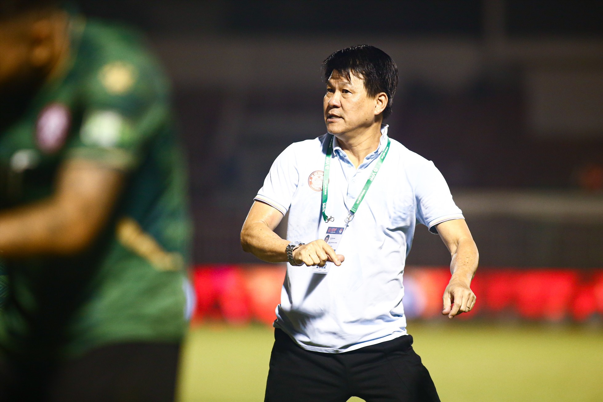 Huấn luyện viên Vũ Tiến Thành cho rằng, việc giải quyết “sóng ngầm” trong đội bóng đã giúp TPHCM có được thành công. Ảnh: Thanh Vũ
