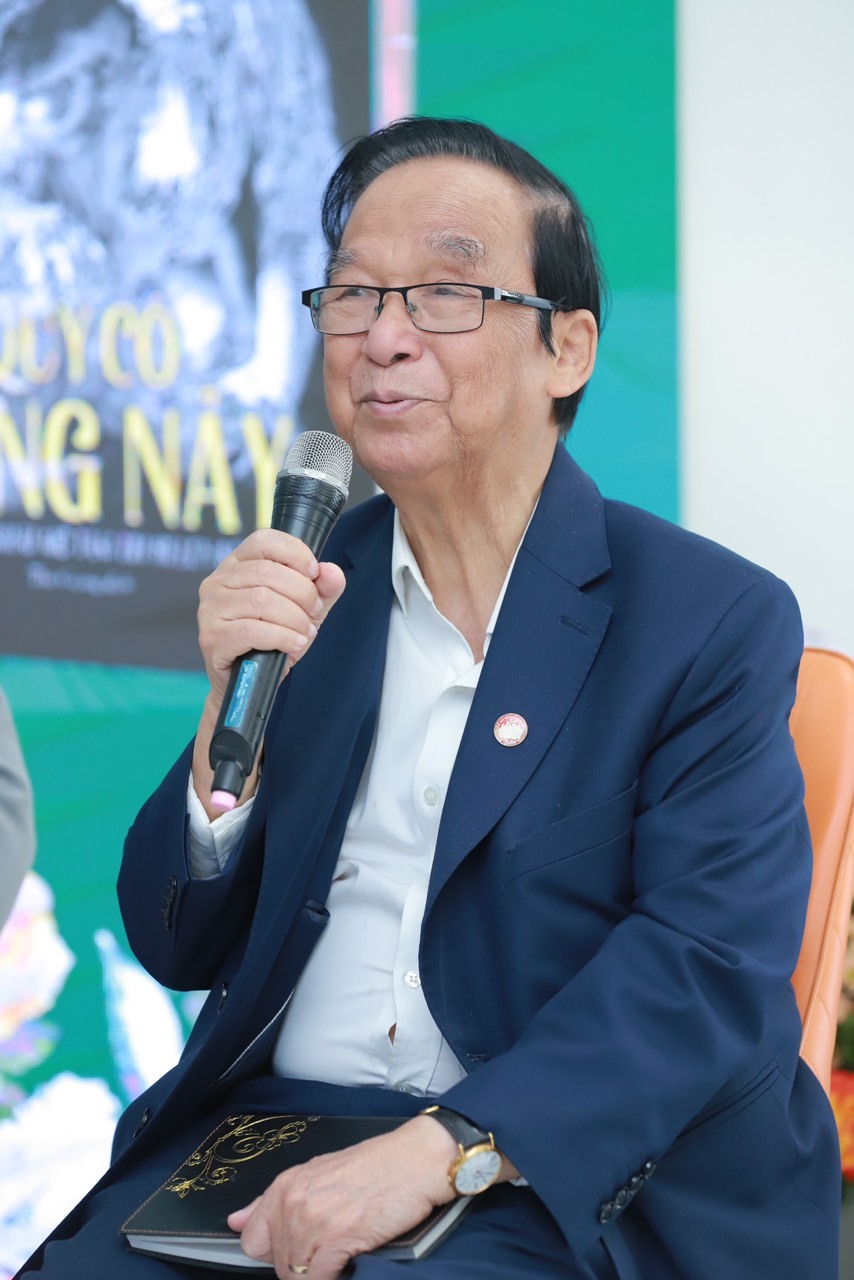 TS.NGND ศาสตราจารย์ Nguyen Lan Dung ยกย่องหนังสือ 2 เล่มที่จัดพิมพ์โดย Tan Viet Books  ภาพถ่าย: “T.VO .”