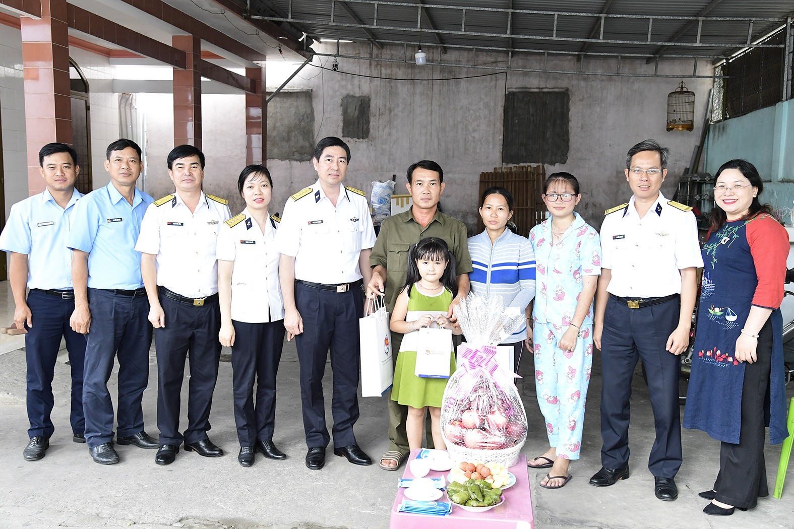 Tổng Giám đốc TCty Tân Cảng Sài Gòn thăm người lao động nhân Tháng Công nhân. Ảnh: TCSG