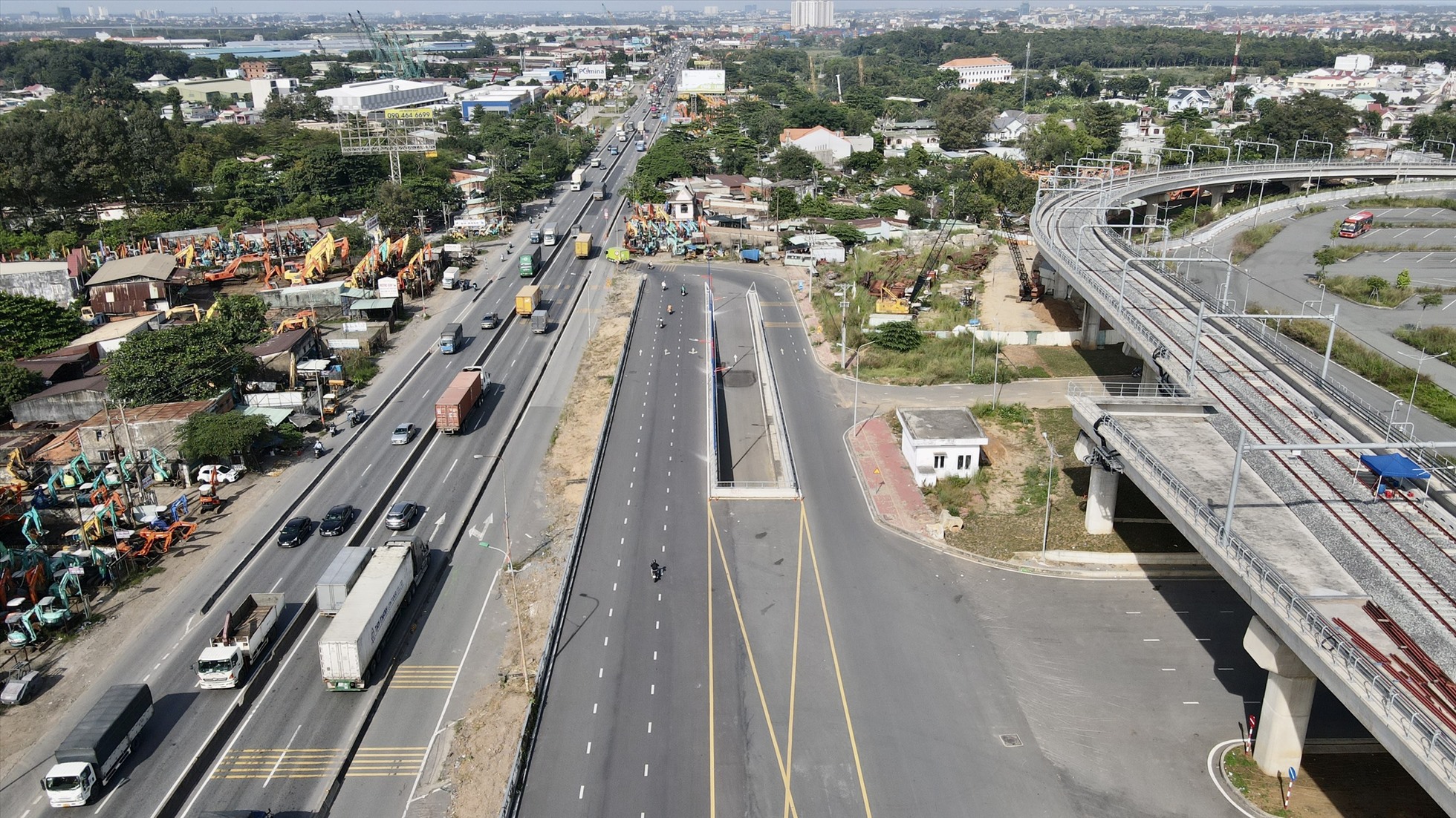 Dự án xây dựng cầu vượt trước Bến xe Miền Đông mới là một trong những giải pháp nhằm kết nối giao thông, tạo thuận lợi cho các phương tiện ra vào bến xe mới hiện đang vắng khách.