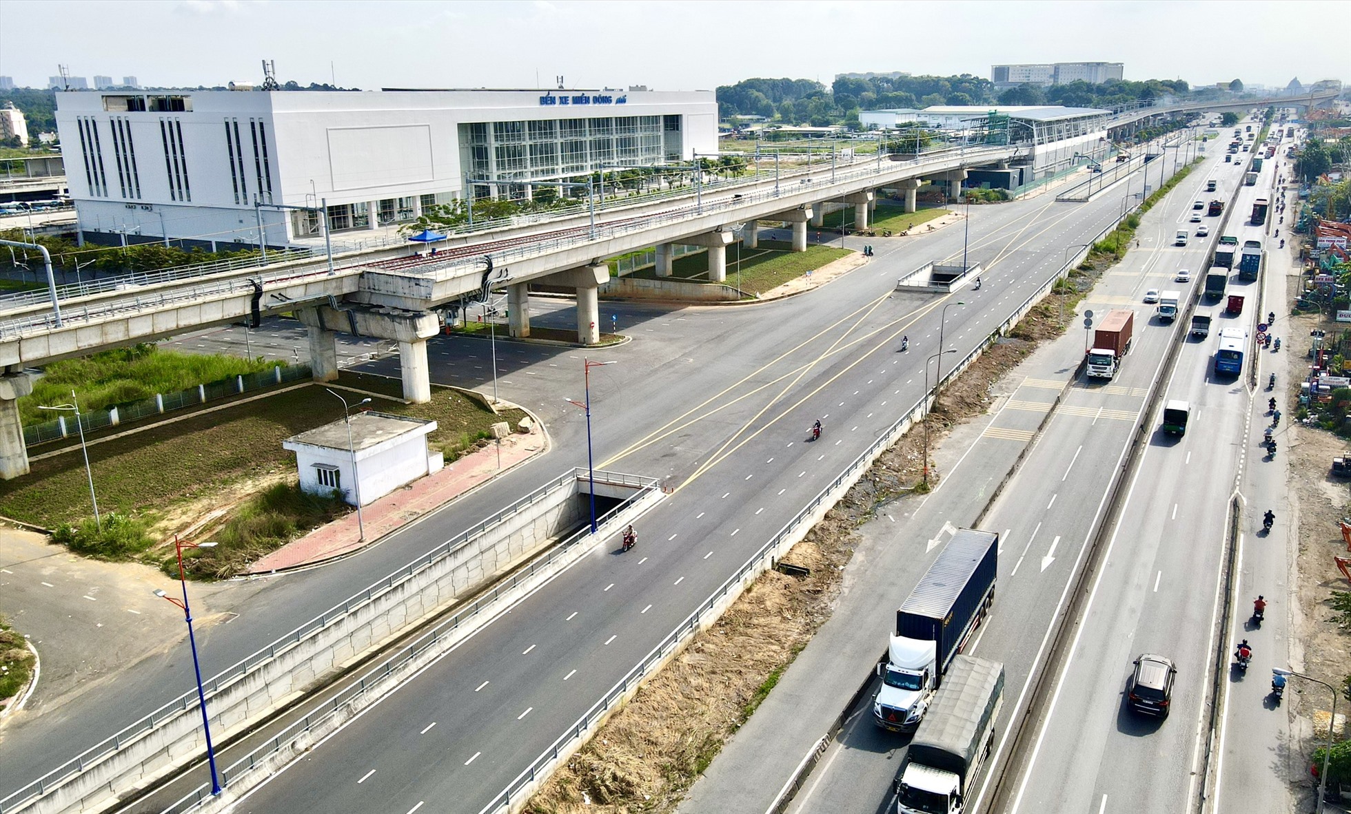 Hầm chui dài 670m, rộng 8m, nằm bên phải quốc lộ 1, hướng từ TP.HCM đi Đồng Nai. Đây là hạng mục chính của dự án cầu vượt trước bến xe Miền Đông mới, tổng mức đầu tư hơn 437 tỉ đồng.