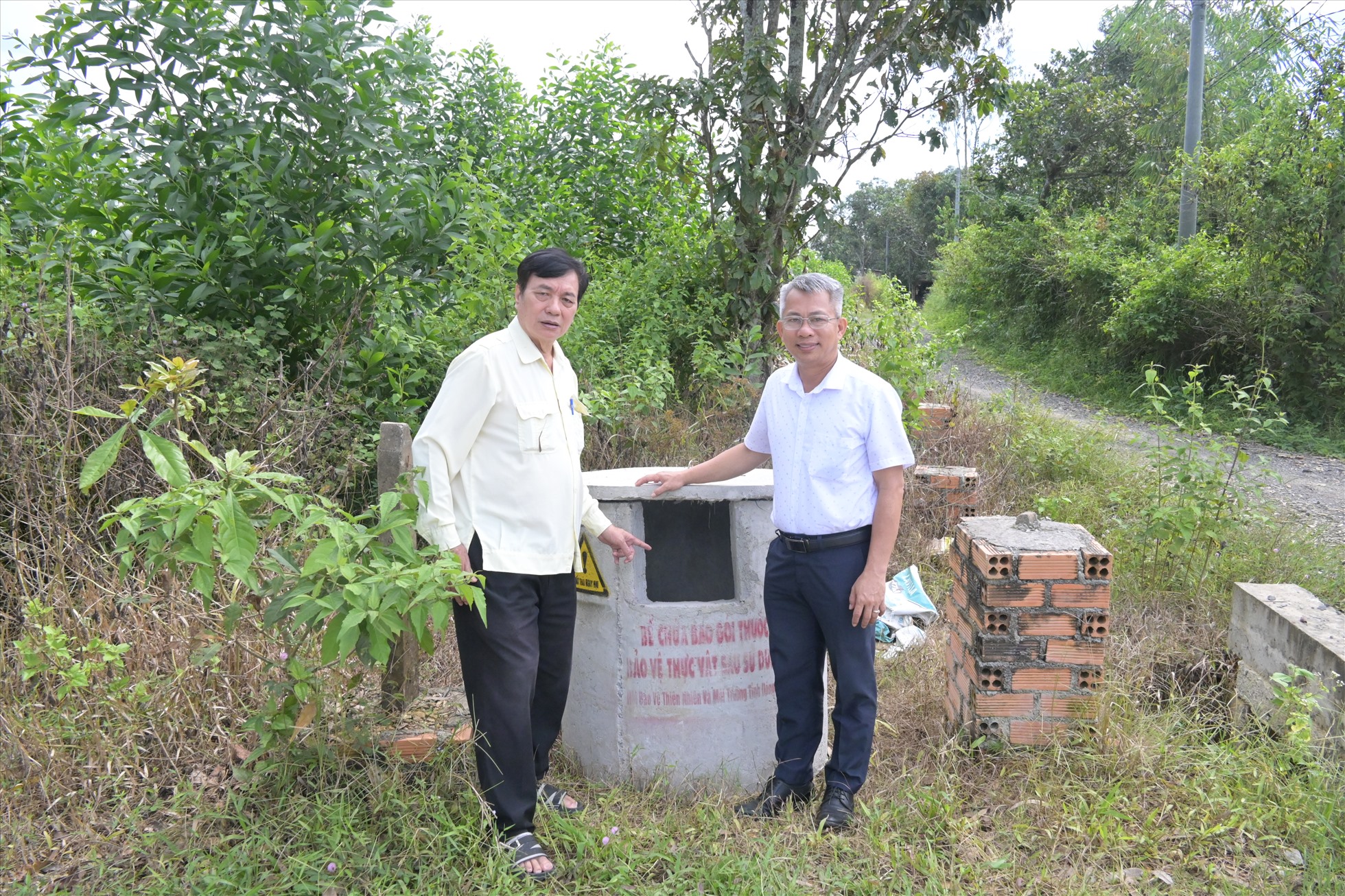 Ông Huỳnh Tấn Lộc (bên phải) - đại diện Vedan Việt Nam trao bể chứa bao gói thuốc bảo vệ thực vật đã qua sử dụng tại huyện Định Quán tỉnh Đồng Nai. Ảnh: Vedan