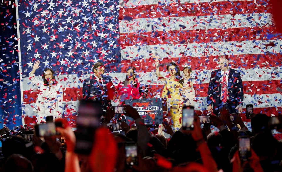 Ông Ron DeSantis, Thống đốc Đảng Cộng hòa bang Florida, cùng vợ và gia đình ăn mừng chiến thắng nhiệm kỳ 2. Ảnh: Reuters