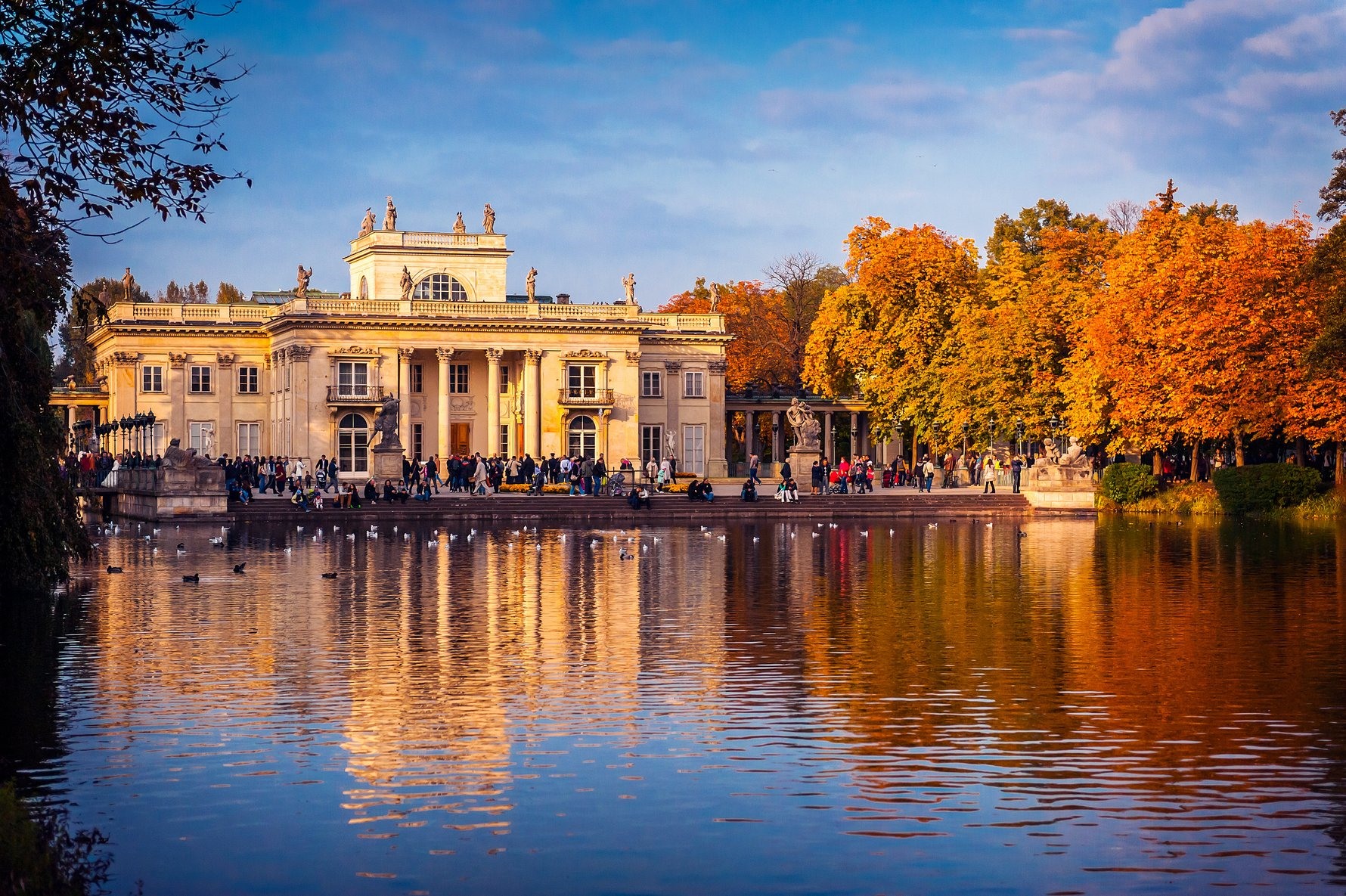 Warsaw có nhiều điểm đến nổi tiếng như phố cổ Old town, Lâu đài hoàng gia, công viên Lazienki, Bảo tàng khởi nghĩa Warsaw, cung điện văn hóa và khoa học, Bảo tàng lịch sử về người Do Thái Ba Lan... Ảnh: In Your Pocket