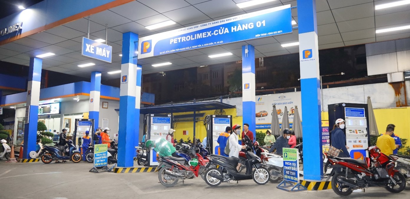 Cửa hàng xăng dầu Petrolimex tại Hà Nội phục vụ bán hàng 24/24.