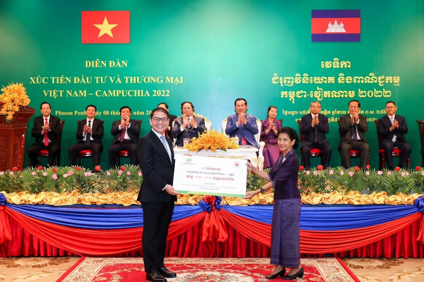 Ông Trần Bá Dương - Chủ tịch HĐQT THACO trao bảng tài trợ 15 xe khám chữa bệnh cơ động trị giá 240.000 USD cho Hội chữ thập đỏ Campuchia