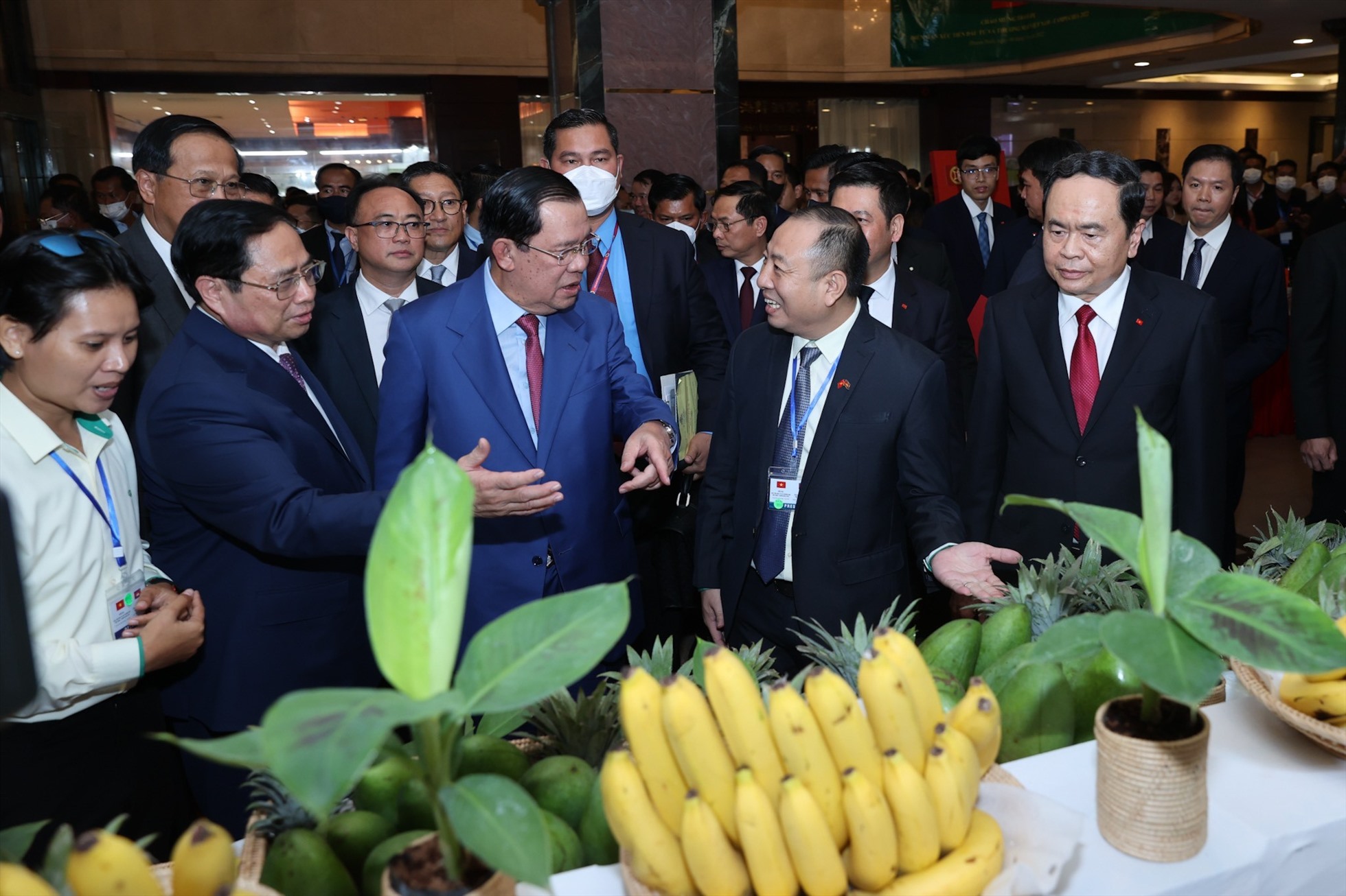 Thủ tướng Chính phủ Phạm Minh Chính cùng Thủ tướng Vương quốc Campuchia Samdech Techo Hun Sen tham quan gian hàng giới thiệu về sản phẩm nông nghiệp của THACO AGRICULTURE tại Campuchia