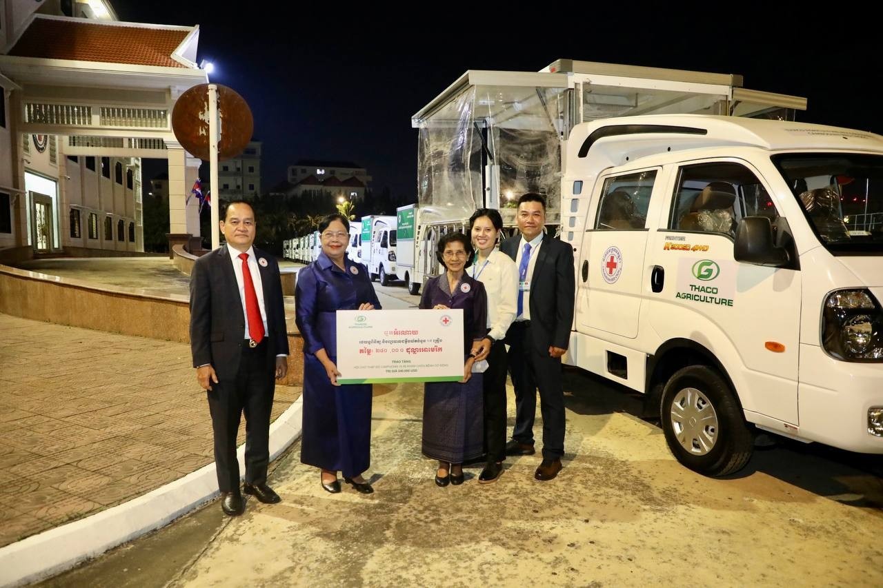 THACO AGRICULTURE trao tặng phương tiện khám chữa bệnh cơ động góp phần chăm lo sức khoẻ của cộng đồng người dân Campuchia.
