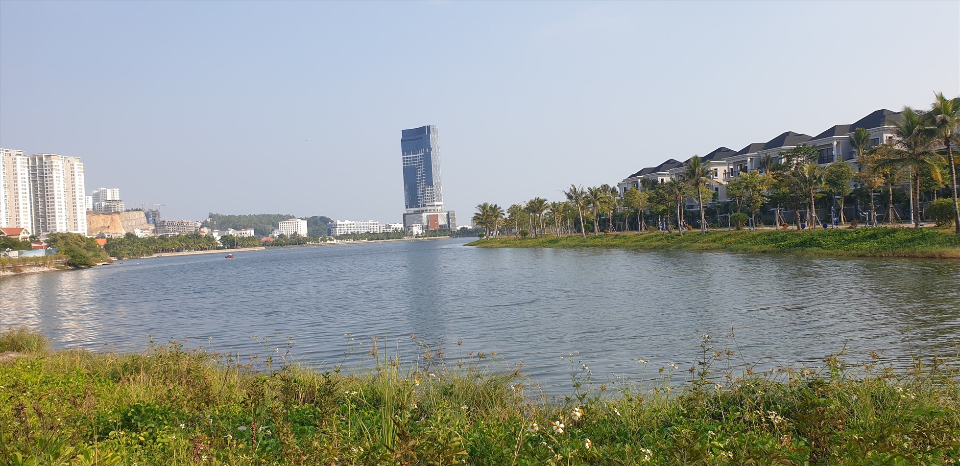 Hồ Cái Dăm, thuộc phường Bãi Cháy và Hùng Thắng, được hình thành sau quá trình lần biến làm khu đô thị. Ảnh: Nguyễn Hùng