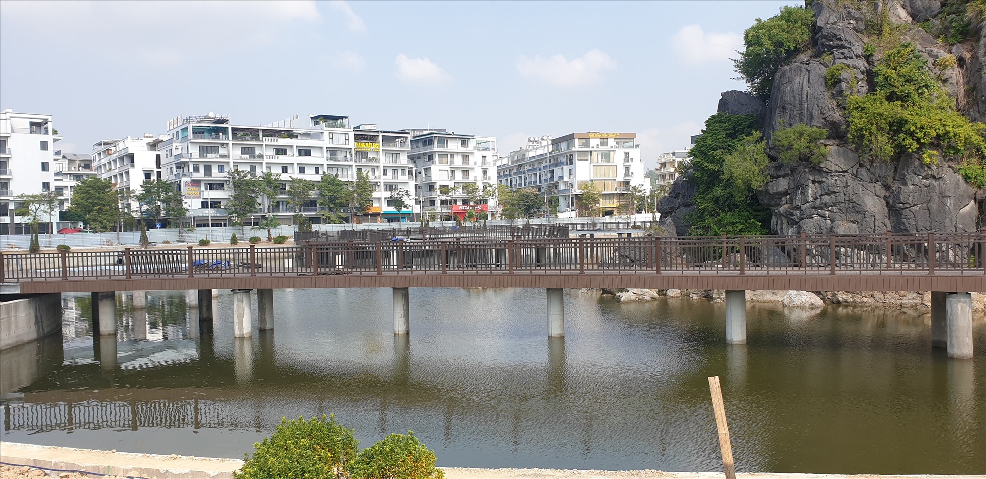 Hồ Hòn Một, nằm đối diện Cung Quy hoạch, Hội chợ và Triển lãm tỉnh Quảng Ninh, đang được đầu tư làm cầu đi bộ. Ảnh: Nguyễn Hùng