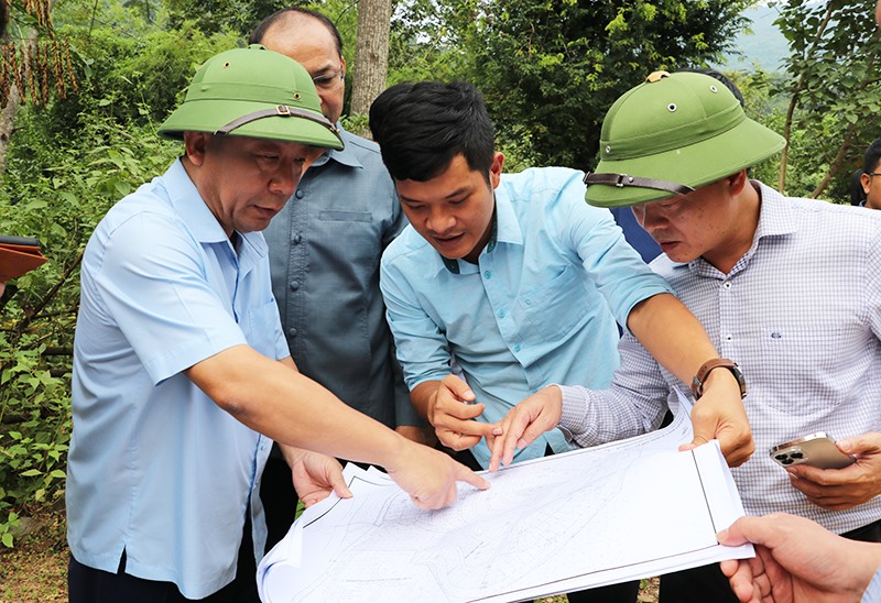Phó Chủ tịch UBND tỉnh Nghệ An Nguyễn Văn Đệ kiểm tra quy hoạch thực hiện dự án tái định cư cho người dân bị ảnh hưởng lũ quét tại huyện Kỳ Sơn. Ảnh: PQ