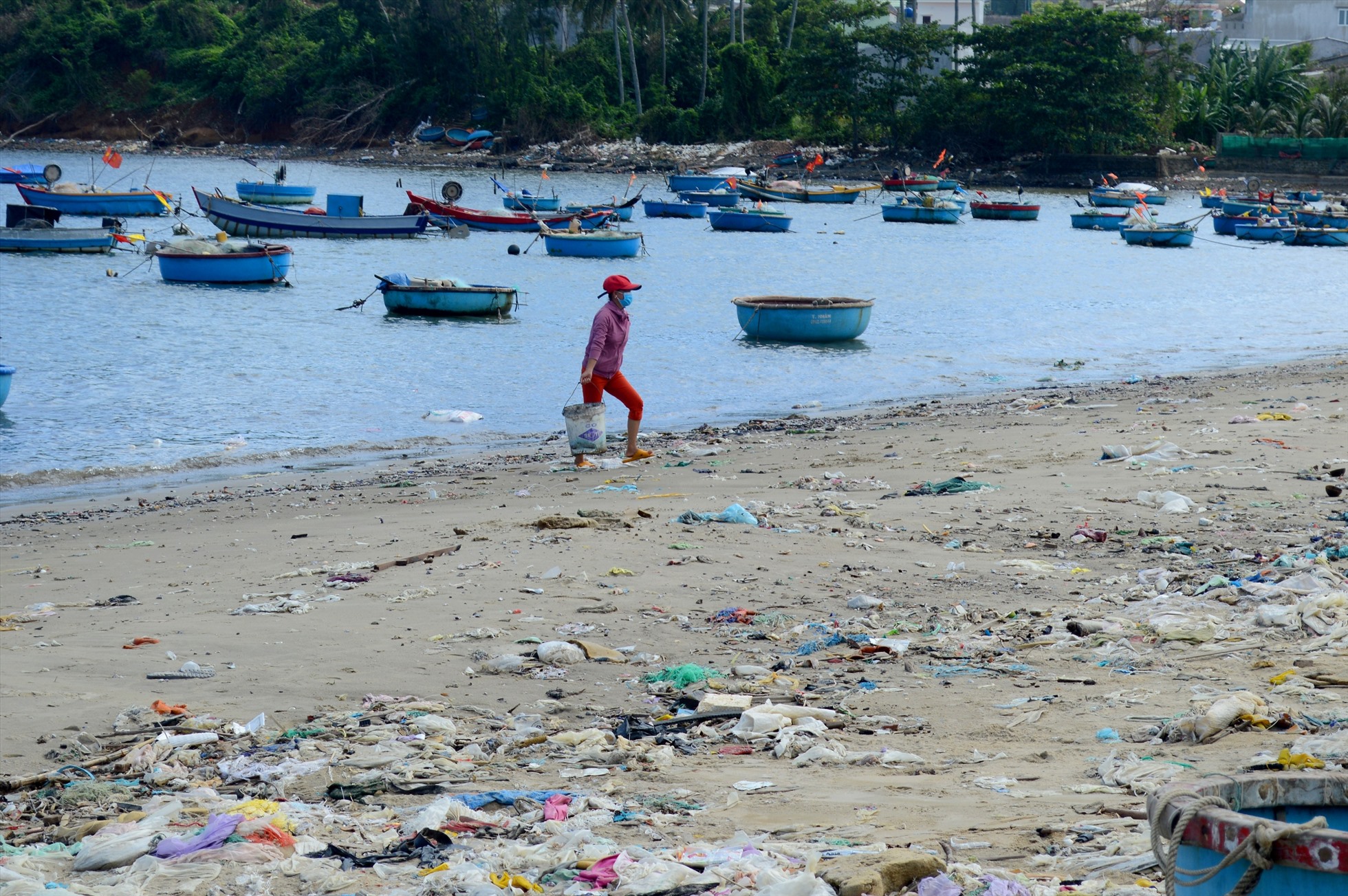 Ngoài rác thải tấp từ ngoài biển vào bờ, người dân ở đây cũng thường xuyên đổ rác xuống bãi biển này.