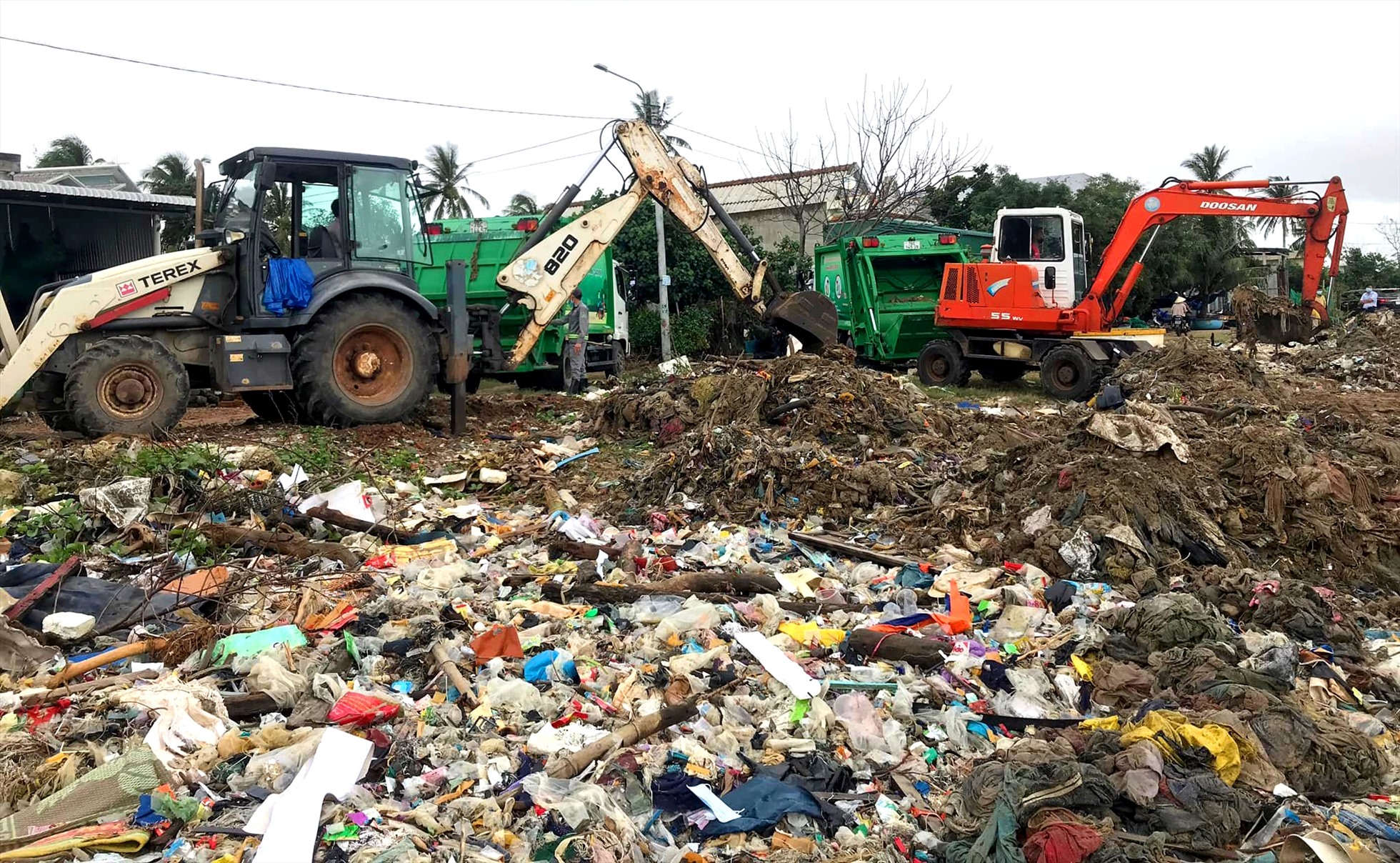 Hằng năm, chính quyền địa phương và các tổ chức thiện nguyện cũng thường xuyên mở các đợt ra quân dọn rác, làm sạch bãi biển An Vĩnh, nhưng tình trạng rác thải ở đây vẫn tồn tại dai dẵng.