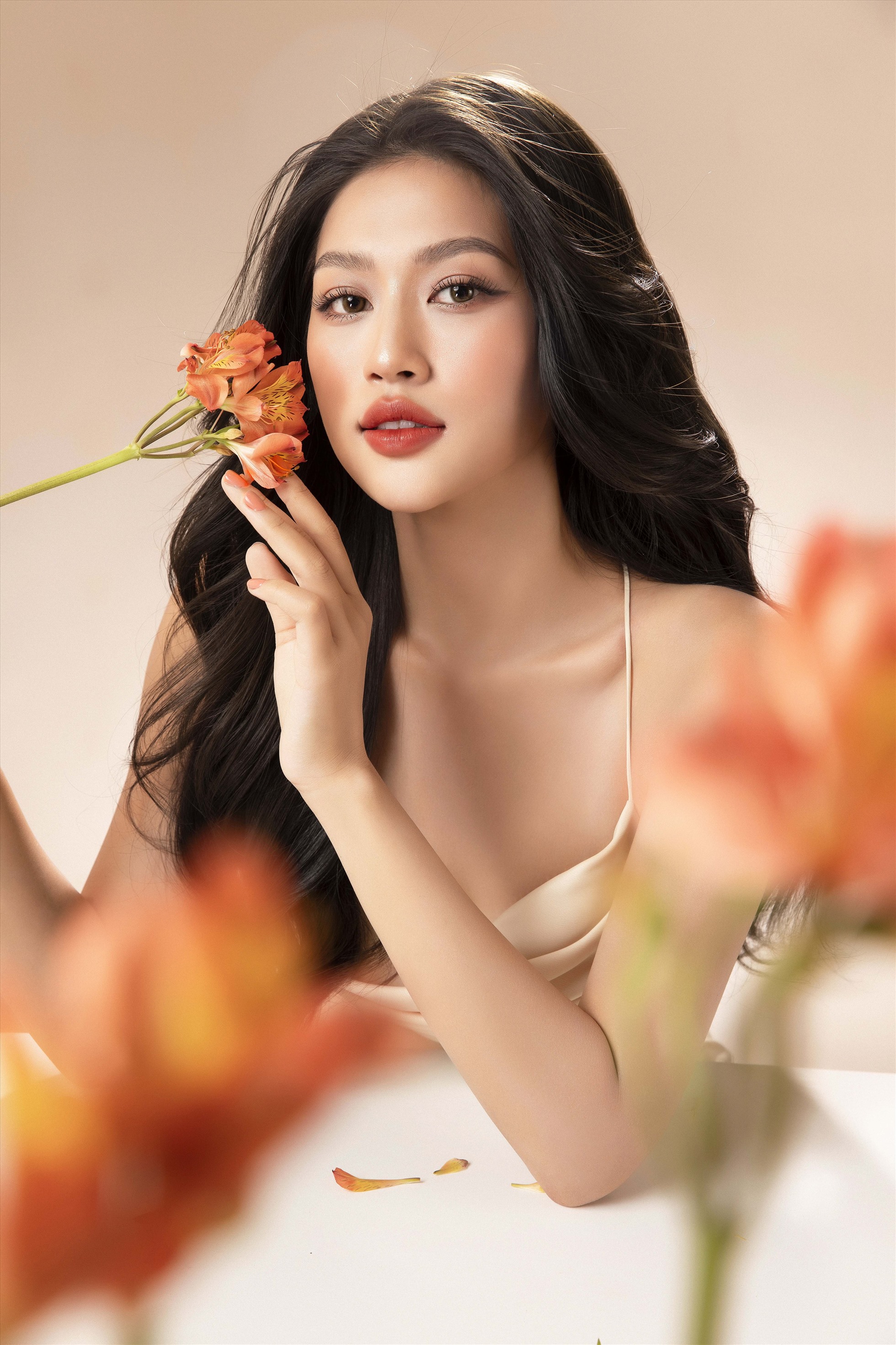 Sở hữu gương mặt “không góc chết”, Miss Grand Vietnam 2022 - Đoàn Thiên  n thể hiện sự tự tin, tạo nên những shoot hình đậm chất thơ, xứng danh “nữ thần thế hệ mới”.