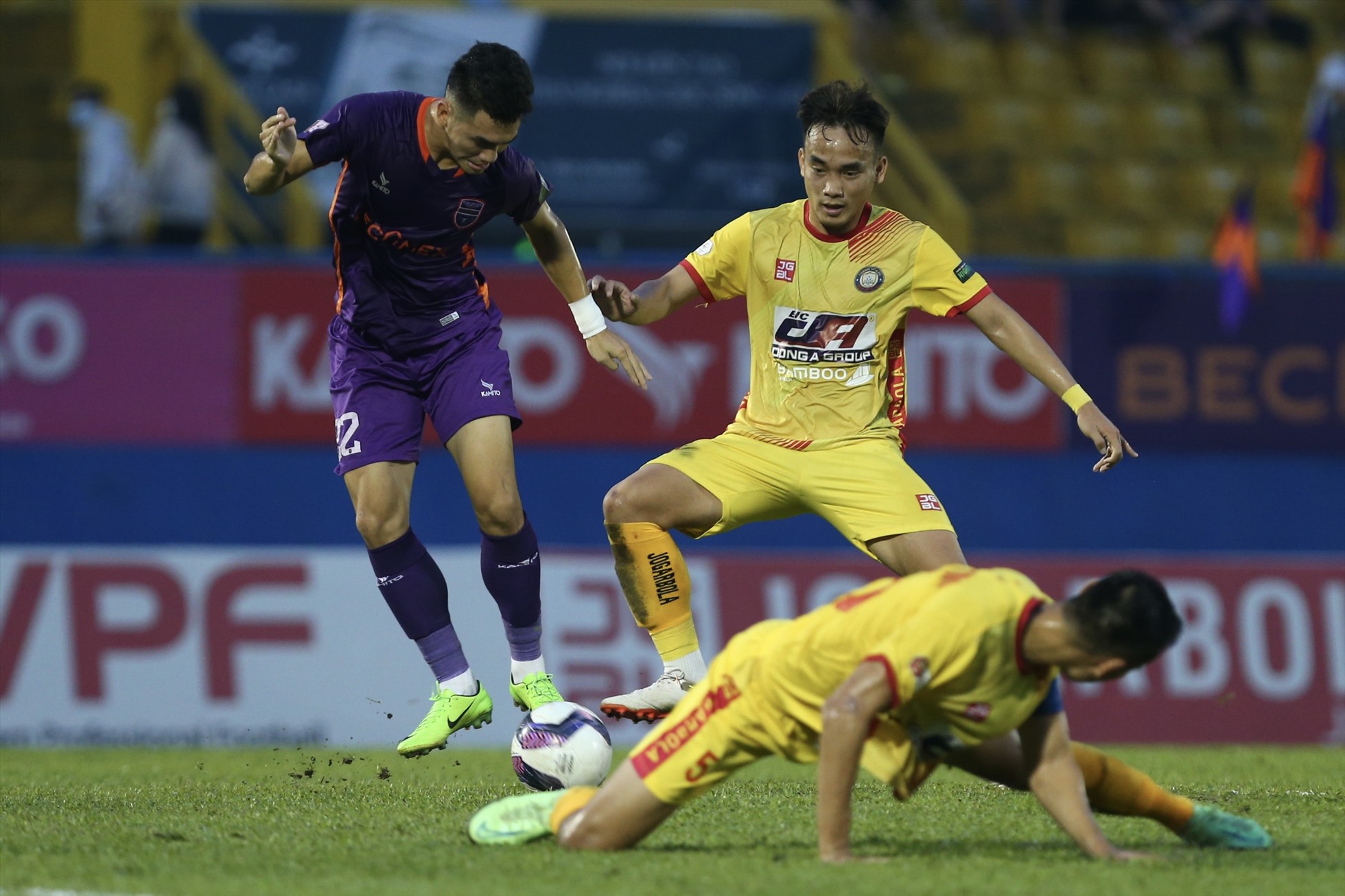 2 bàn thua chóng vánh khiến Thanh Hoá vỡ trận. Chỉ trong những phút cuối hiệp 2, lần lượt Tiến Linh (ảnh) và Bùi Vĩ Hào ghi bàn giúp Bình Dương dẫn trước 4-1.
