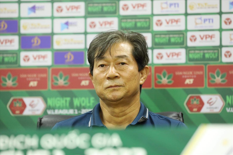 Huấn luyện viên Bae Ji-won chưa hài lòng về kết quả trận đấu. Ảnh: V.H