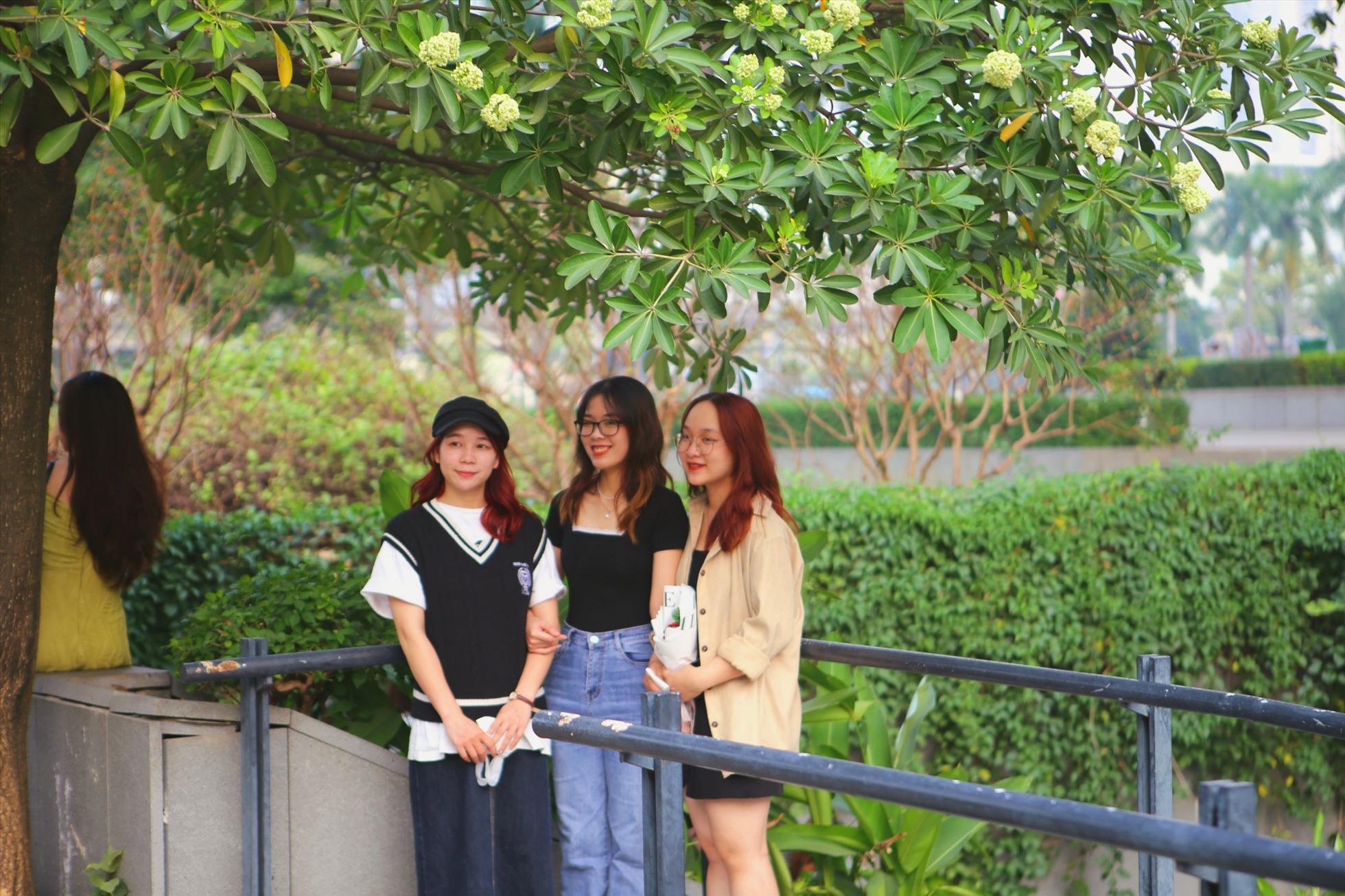 Ảnh 9 + 10: “Mình mới biết đến Bảo tàng Hà Nội qua các bài đăng trên mạng xã hội. Trên ảnh mình thấy ở đây có khung cảnh khá là đẹp nên mình rủ bạn bè đến cùng. Chi phí phải bỏ ra cũng không nhiều, quả thực đây là địa điểm để đi chơi hay hẹn hò vô cùng lý tưởng.”, bạn Phạm Minh Thanh 21 tuổi, đang sinh sống tại Hà Nội cho biết.