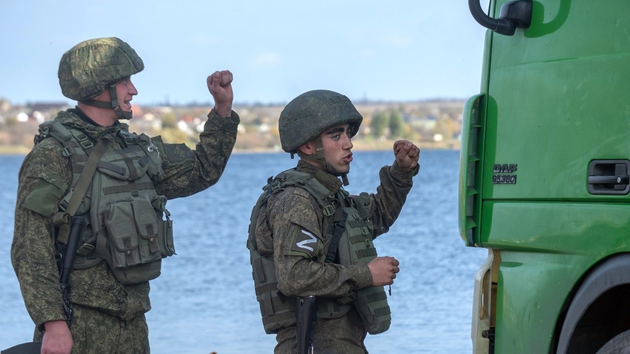 Binh lính Nga trên sông Dnepr ở thành phố Kherson, ngày 2.11.2022. Ảnh: Sputnik