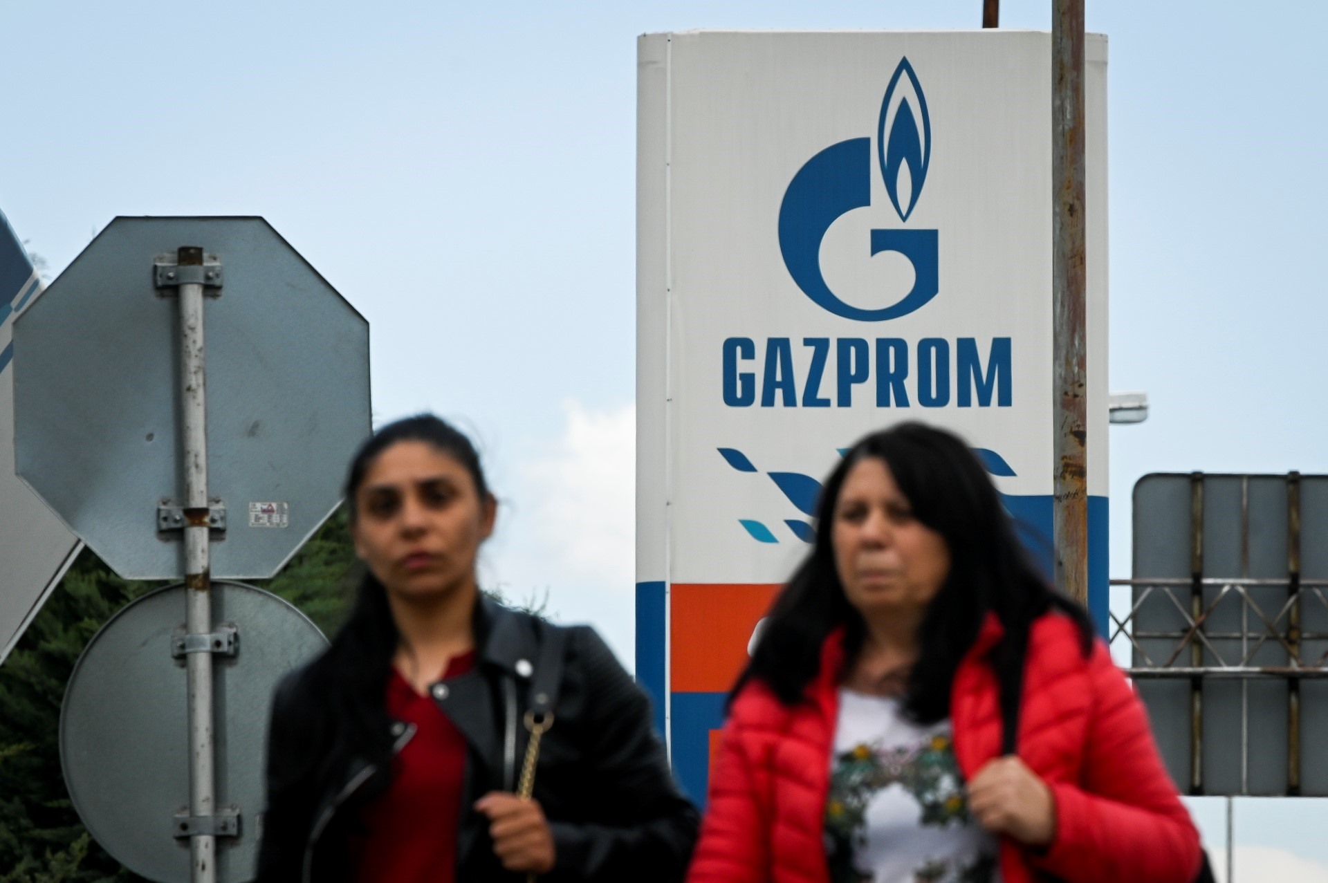 Logo của Gazprom của Nga tại một trạm xăng dầu. Ảnh: AFP