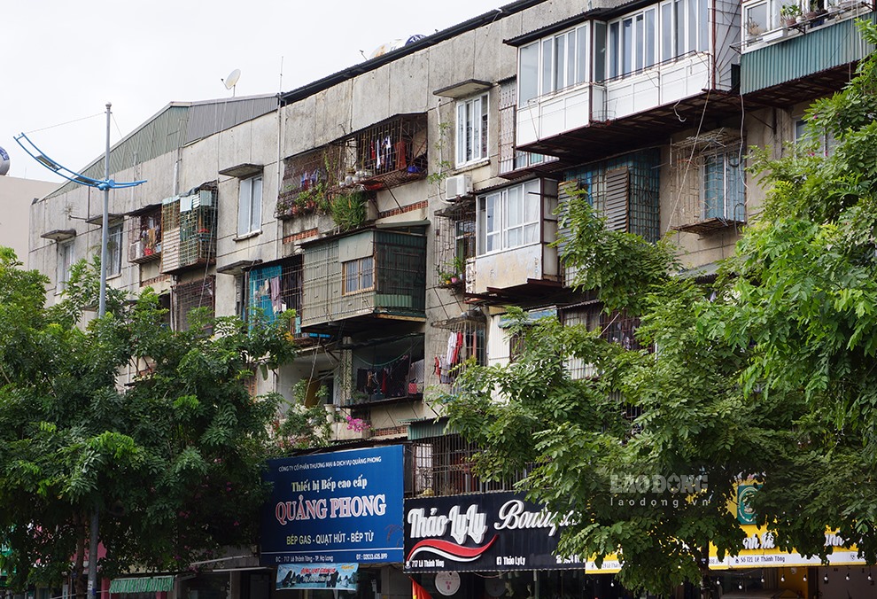 Theo UBND phường Bạch Đằng, khu tập thể đưa vào sử dụng từ năm 1987, có diện tích xây dựng 947 m2, đang ở mức độ nguy hiểm cấp C, hiện có 60 hộ dân sinh sống. Ảnh: Đoàn Hưng